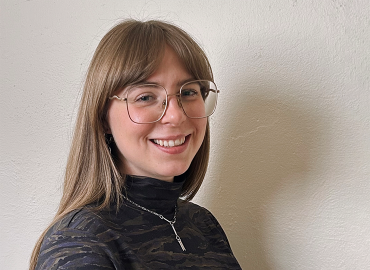 Head shot of chemistry student Alex Gabbey, a white woman with shoulder-length blonde hair.